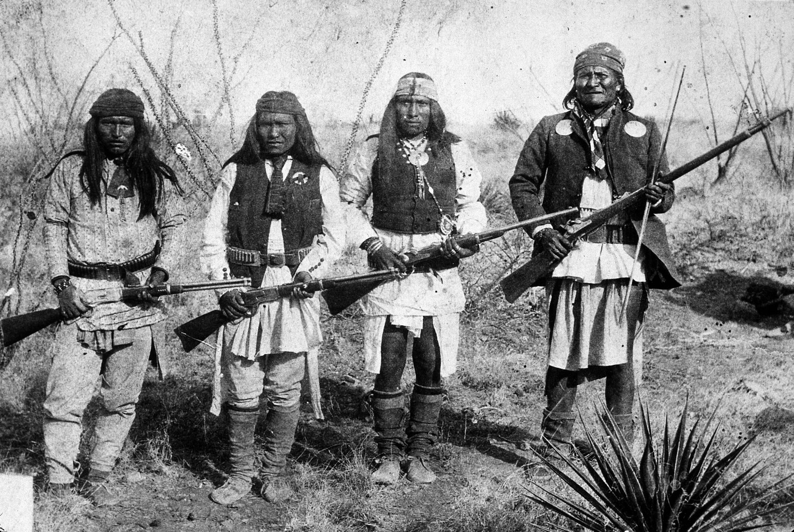 1886 Geronimo Chief of the Chiricahua Apache with some of his tribe.